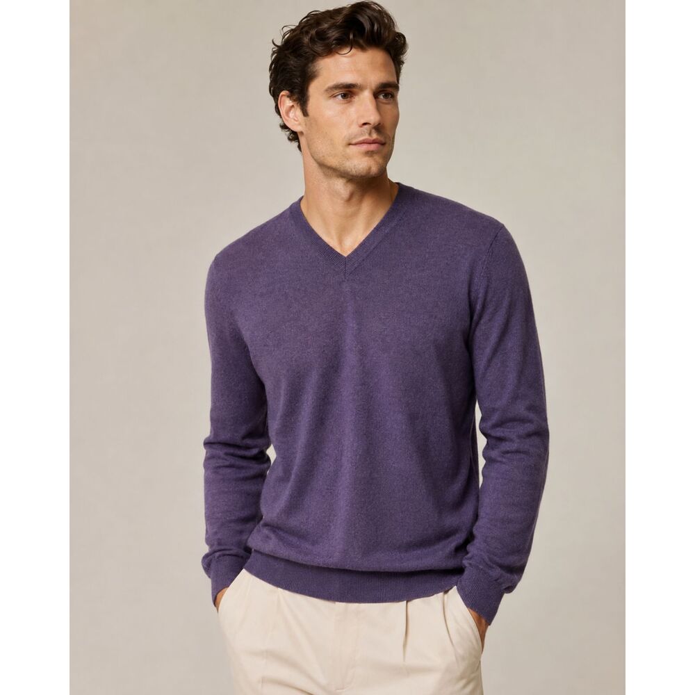 100% Merino Bloomingdale’s The Men’s Store Purple Wool V-Neck Sweater Men’s L
